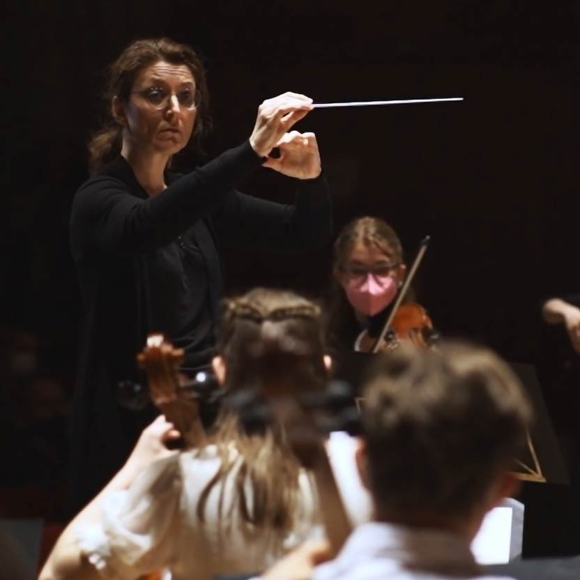 Patty Kontogianni dirigiert das Voith-Orchester Heidenheim