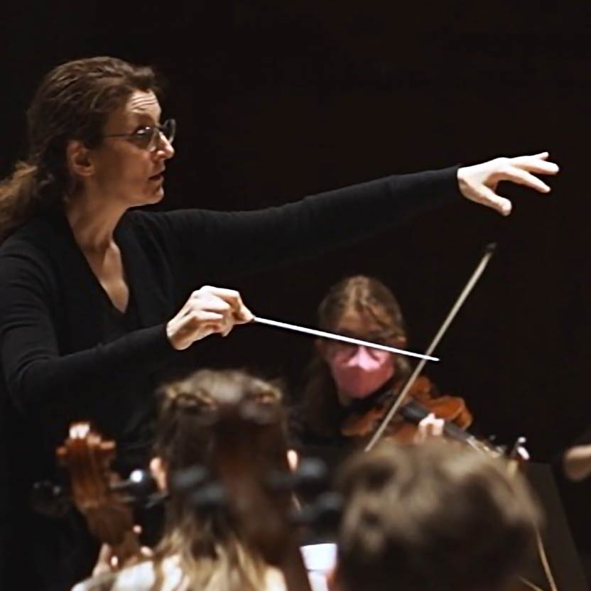 Patty Kontogianni dirigiert das Voith-Orchester Heidenheim